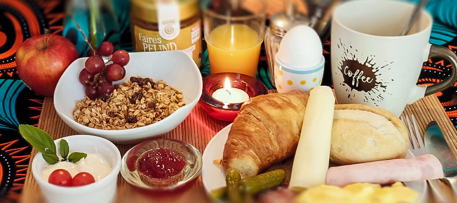 Frühstückscerialien, Müsli, Kaffee, Brötchen, Aufschnitt