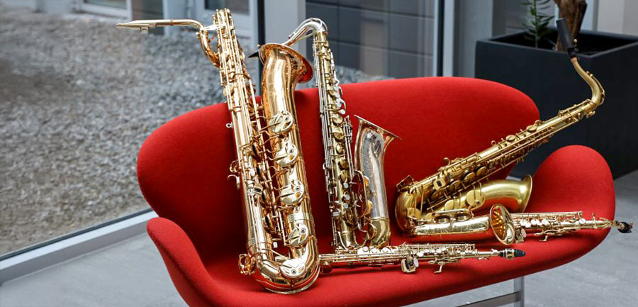 fünf verschiedene Saxophone