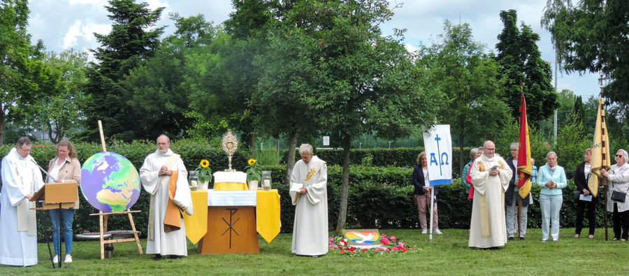 Gebete und Gesang mit geschmücktem Altar und Fahnengruppen