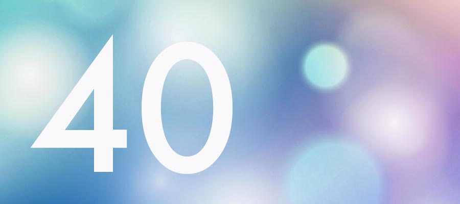 die Zahl 40 mit Parylichtern