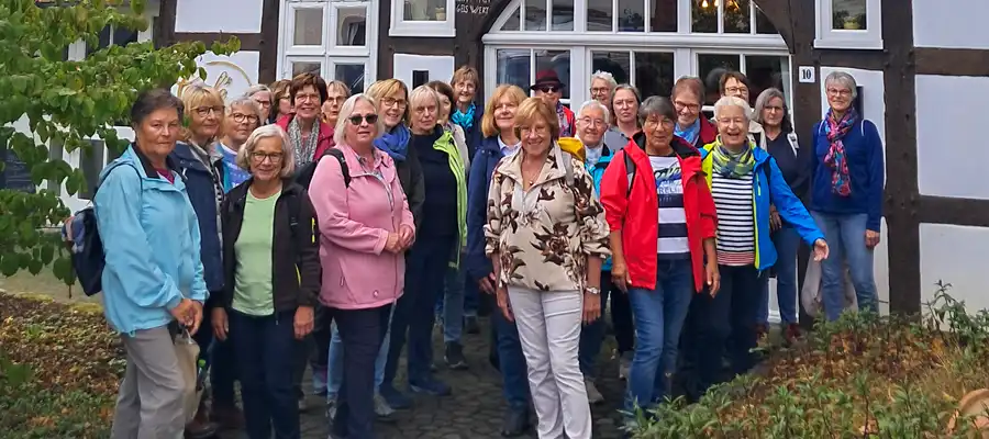 Frauengruppe vor dem Café im Fachwerkhaus