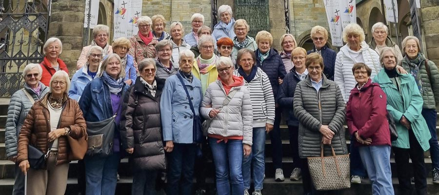 Frauengruppe vor dem Café im Fachwerkhaus
